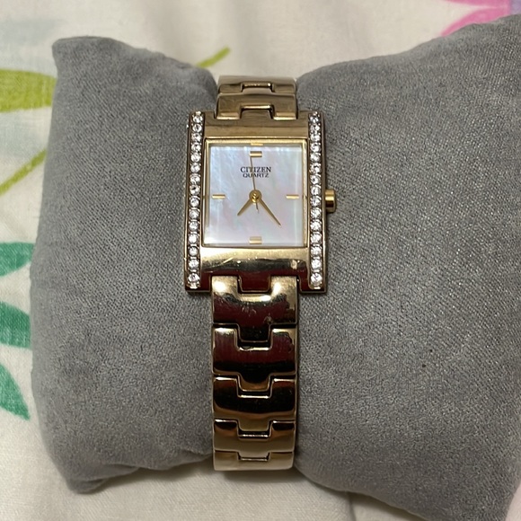 Citizen - Picture 4 of 4